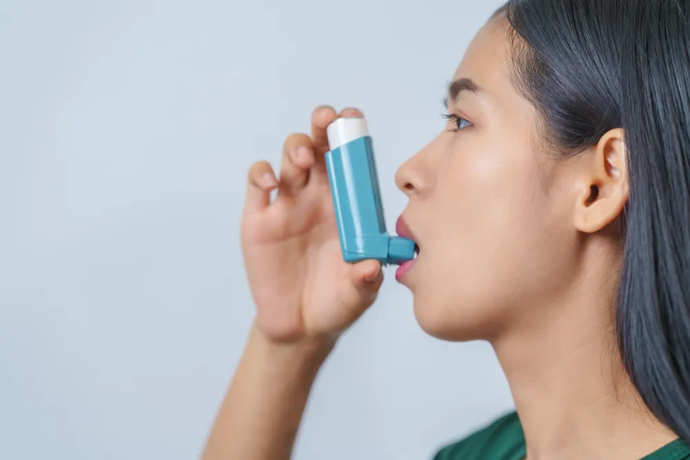 Medical service image illustrating the process of pharmacists helping patients understand dosage instructions and medication safety