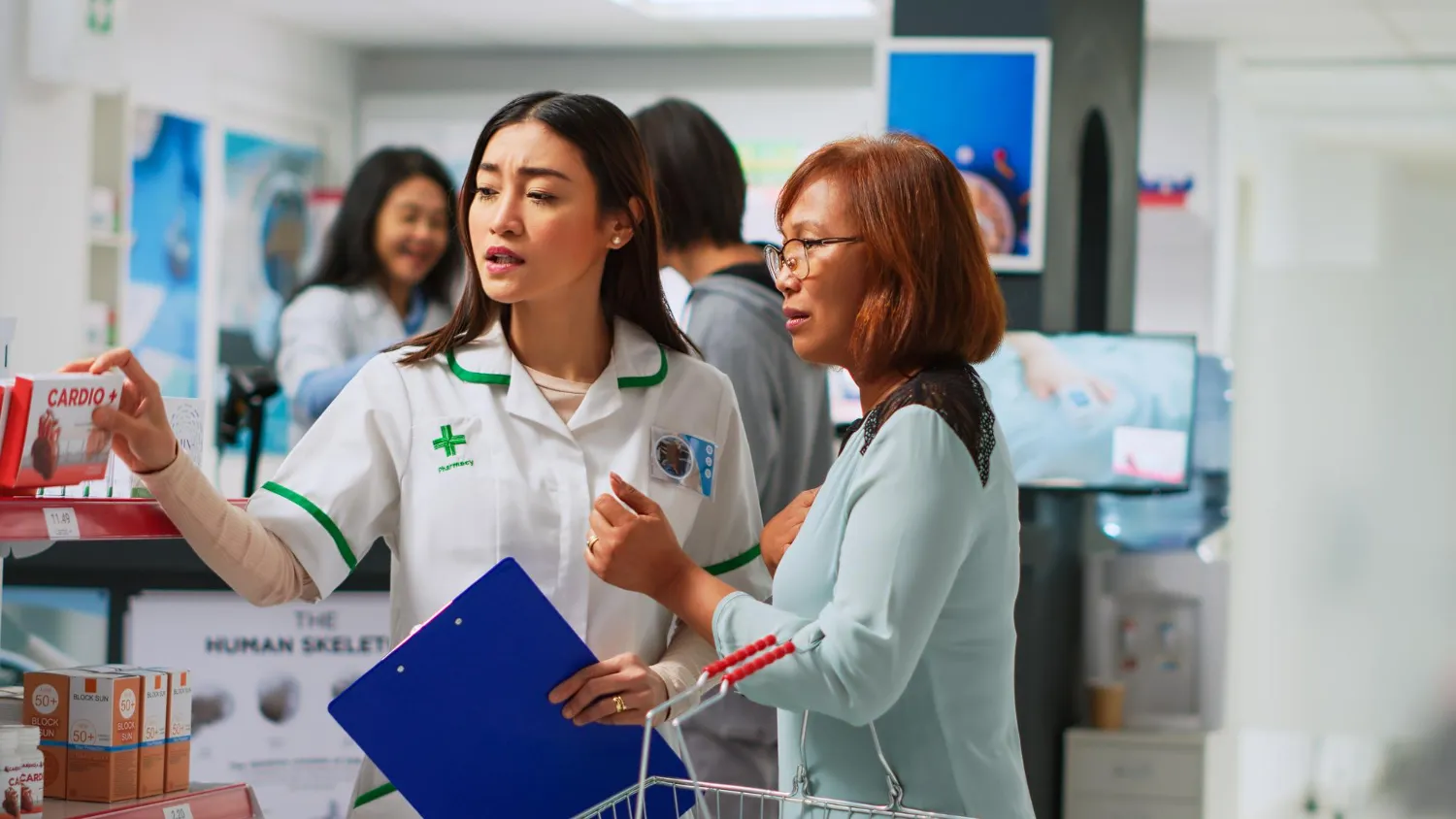 Pharmacist assisting a patient with medical products in-store, showcasing guidance on chronic wound treatment and personalized recommendations for effective wound care solutions